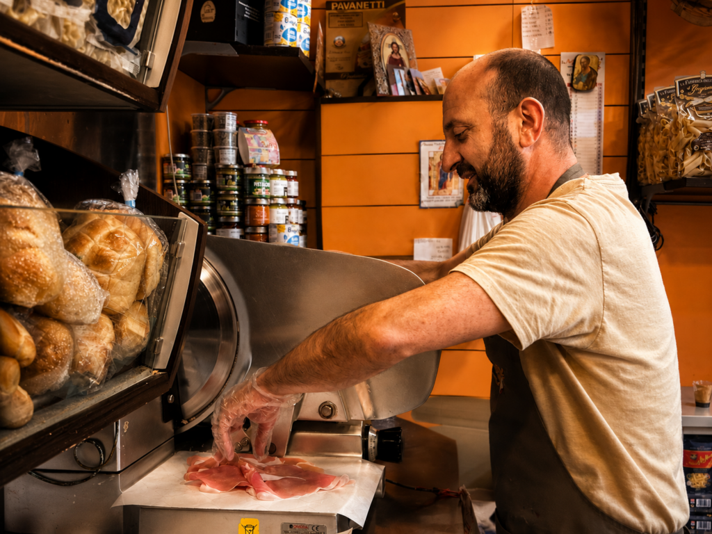 Gennaro Mozzarè affettando